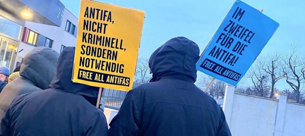 Kundgebung zum Prozesstauftakt vor dem Gericht in Dresden Schilder: "Antifa, nicht kriminell sondern notwendig" und "Im Zweifel für die Antifa"